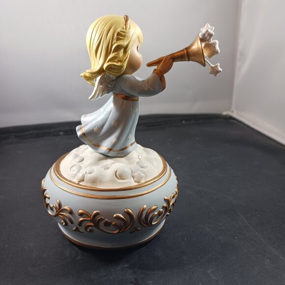 Precious Moments "Share The Gift of Love" Musical Figurine Trumpeting Angel 2009 - Picture 4 of 8